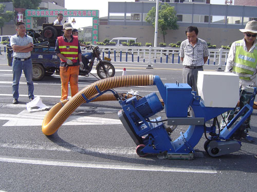 浙江湖州路面标志线清理施工现场